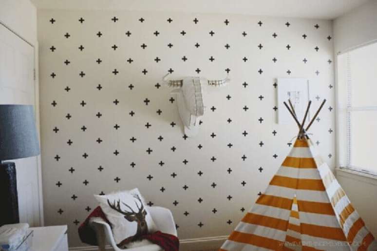 12. Estilo escandinavo para decoração de parede de quarto com fita isolante