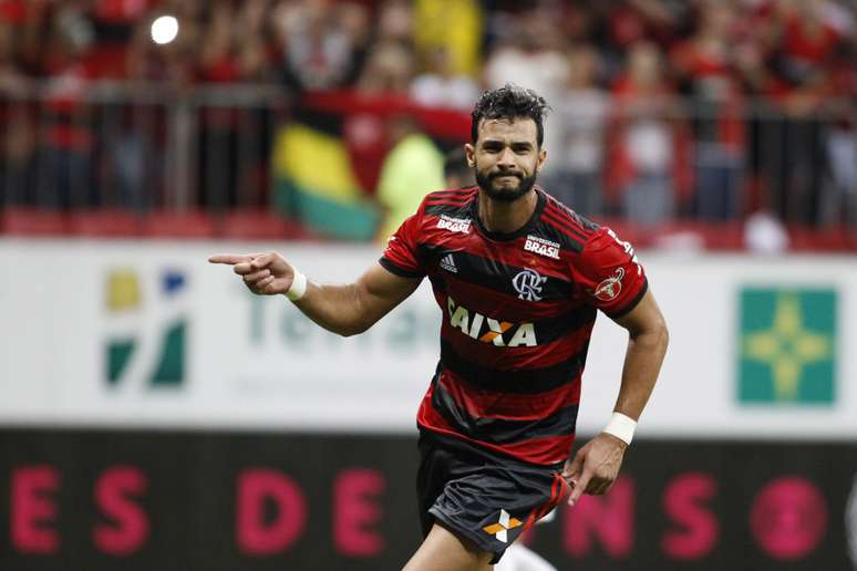 Henrique Dourado abriu o placar de Flamengo x Fluminense