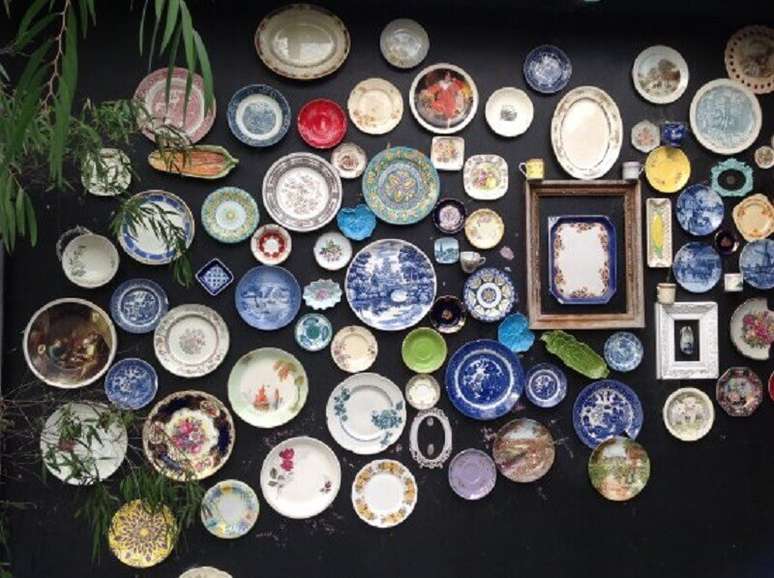 17. Decora&ccedil;&atilde;o de parede com pratos decorativos
