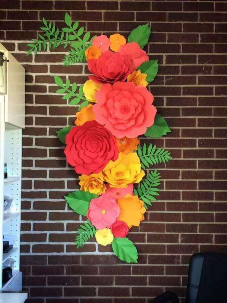 50. A decora&ccedil;&atilde;o de parede de sala tamb&eacute;m pode receber flores de papel