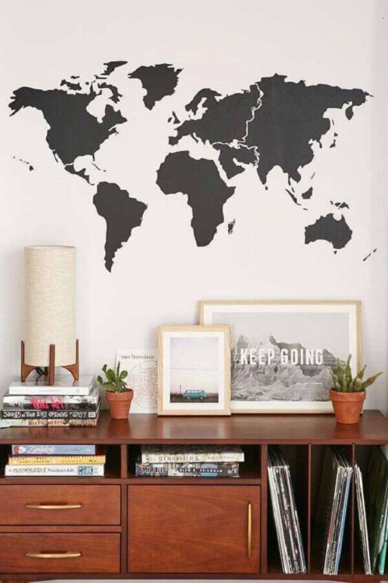 10. Decora&ccedil;&atilde;o de parede com adesivo do mapa mundi