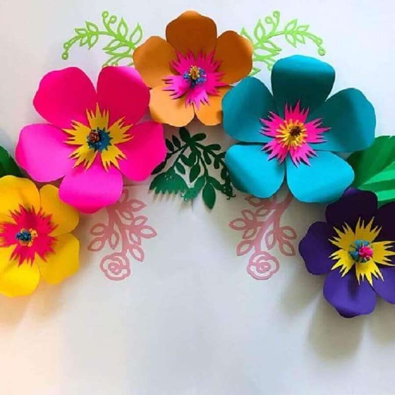 14. Ideias para parede decorada com flores de papel