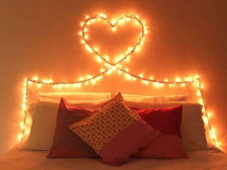 29. Uma das ideias para parede de quarto decorada com pisca pisca &eacute; transform&aacute;-lo em uma linda cabeceira