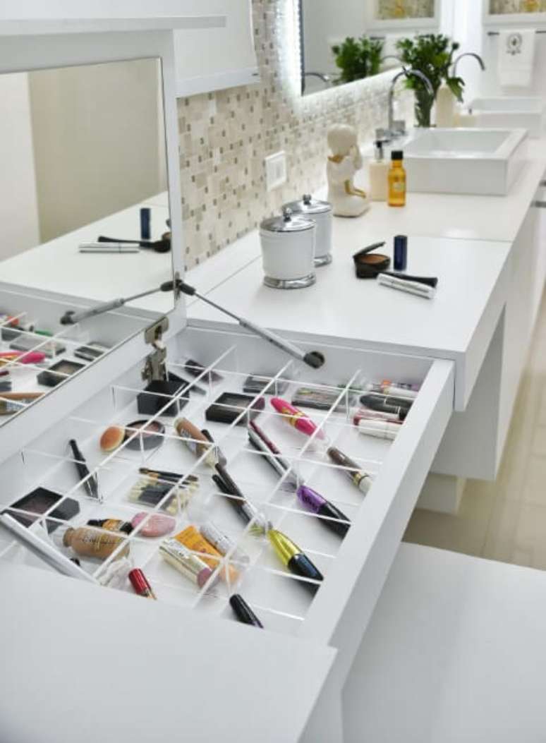 76. Sala de banho com espelho para banheiro na penteadeira de maquiagem. Projeto de Tetriz Arquitetura