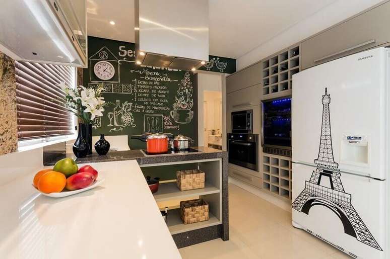 23. Decora&ccedil;&atilde;o de parede de cozinha com tinta lousa e receita de bruschetta