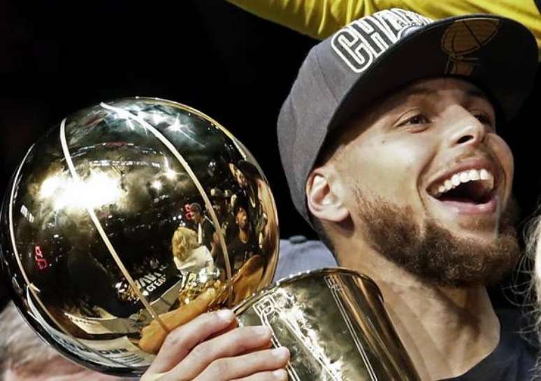 Stephen Curry com o troféu da NBA