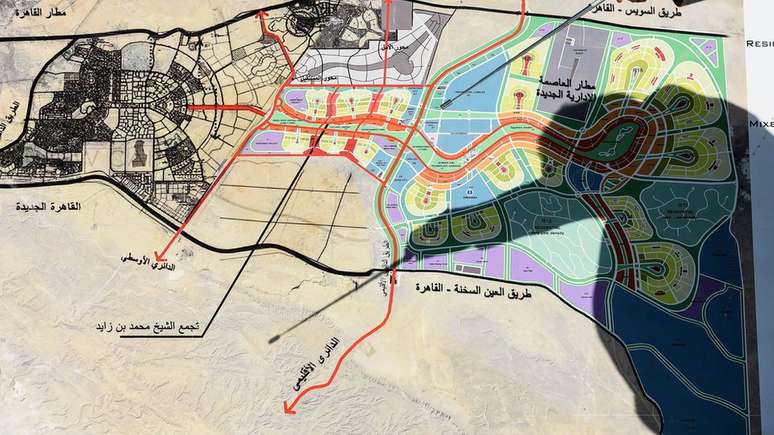 Localizado em pleno deserto, o projeto prevê a construção de lagos e áreas verdes