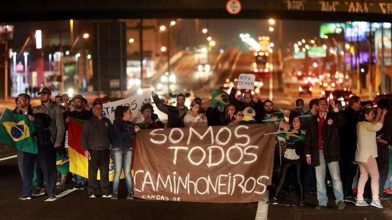 Especialistas acreditam que greve dos caminhoneiros não tem potencial para se desdobrar num 'novo junho'