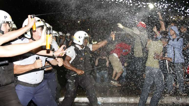 Polícia Militar e manifestantes mantiveram uma relação tensa em 2013