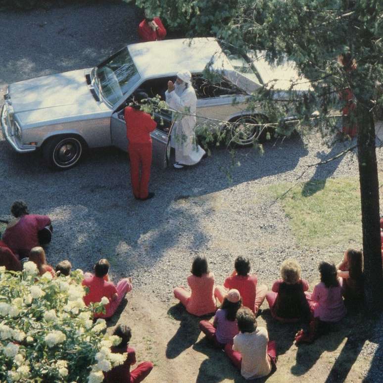 Bhagwan com um de seus muitos Rolls-Royce