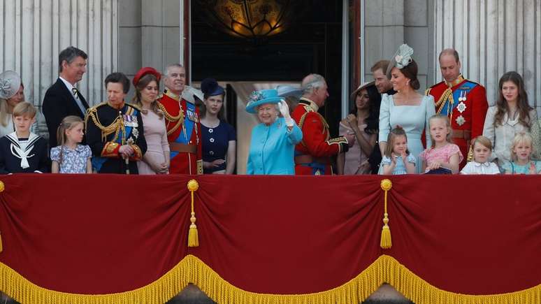 A família real reunida no Palácio de Buckingham para ver o espetáculo com aviões da Força Aérea britânica