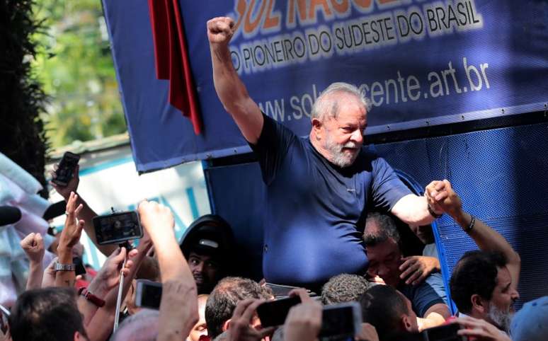 Ex-presidente Luiz In&aacute;cio Lula da Silva &eacute; carregado por simpatizantes em S&atilde;o Bernardo do Campo
07/04/2018 REUTERS/Leonardo Benassatto