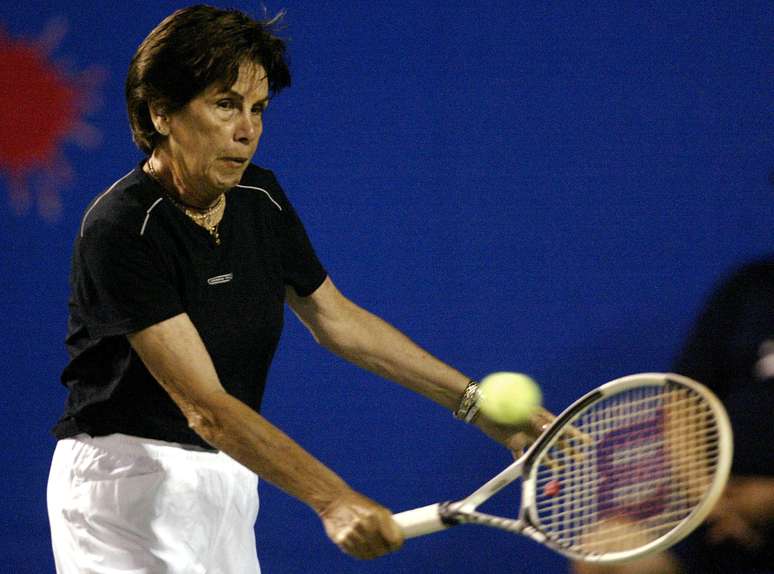 Maria Esther Bueno durante partida de exibição na Praia de Copacabana em 2005