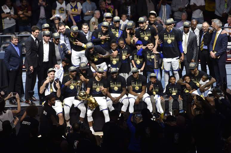 Warriors recebem a premiação da NBA