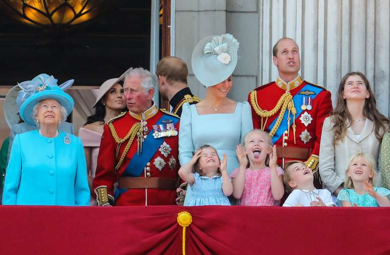 Crianças roubam a cena em cerimônia que festeja o aniversário da Rainha Elizabeth II