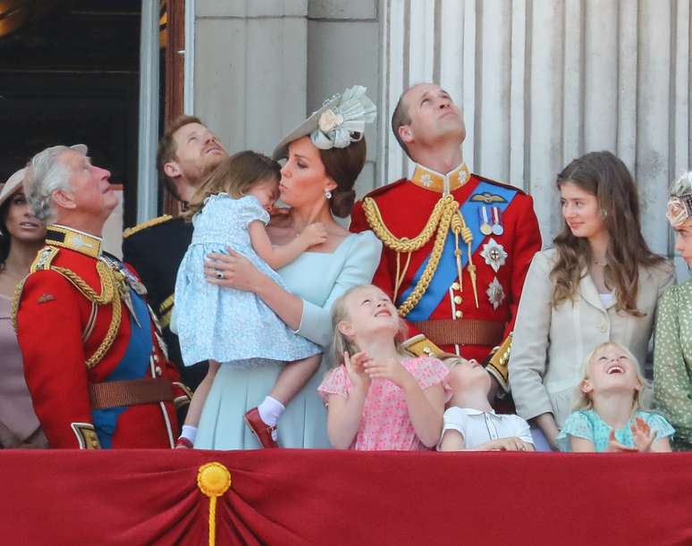 Depois de escorregar, a princesa Charlotte teve de ser reconfortada pela mãe, a Duquesa de Cambridge