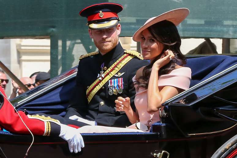 Duque e Duquesa de Sussex durante o percurso até o Horse Guards Parade para a Trooping the Colour