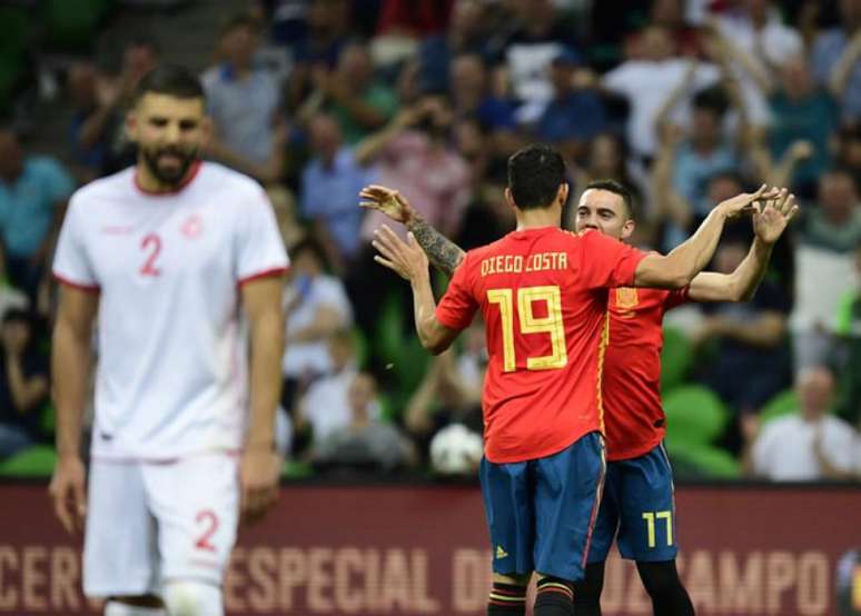 Aspas comemora com Diego Costa o seu gol sobre a Tunísia (Foto: Pierre-Philippe Marcou / AFP)