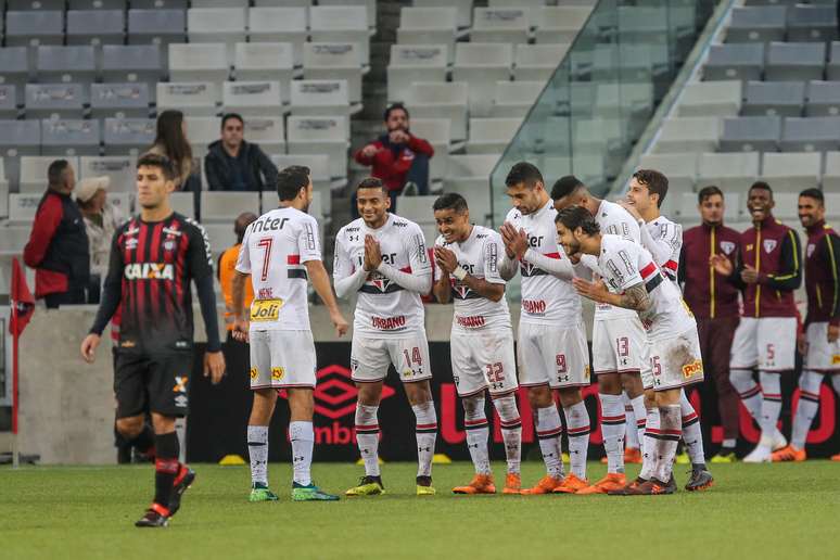 Comemoração do gol de Nenê, do São Paulo, contra o Atlético-PR, na Arena da Baixada, em Curitiba