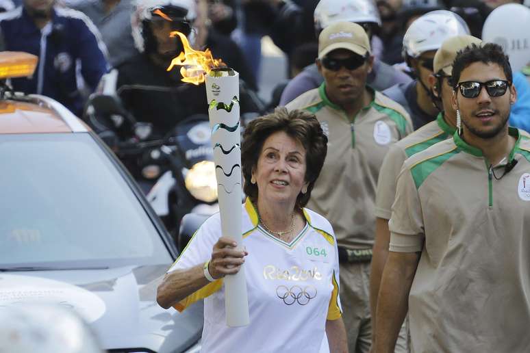 Maria Esther durante o revezamento da Tocha Olímpica em São Paulo (SP), em 2016