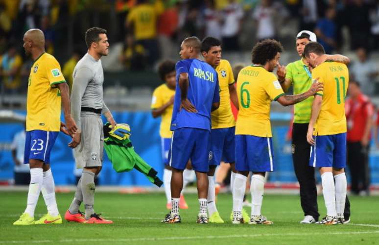 Jogadores consolam uns aos outros após a derrota por 7 x 1 para a Alemanha na semi-final da Copa de 2014