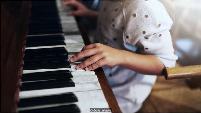Perfeccionismo e ansiedade de desempenho muitas vezes estão associados na infância e adolescência, diz pesquisa