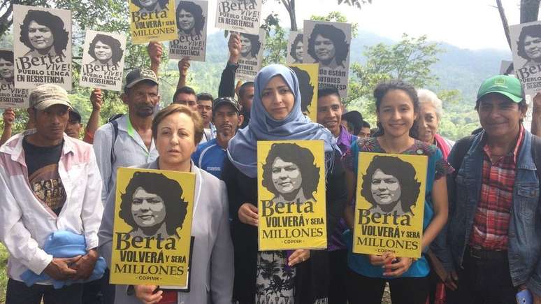 Berta Zuñiga (1ª mulher à dir. à frente, segurando cartaz com foto da mãe) assumiu coordenação-geral do Copinh após assassinato