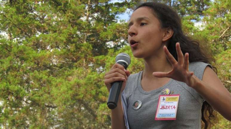 Por causa da atividades de sua mãe, jovem participa de manifestações desde a infância