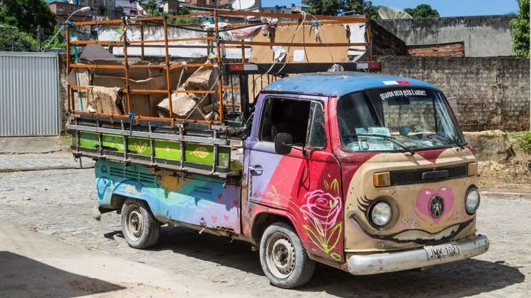 A Kombi da dona Rosa foi pintada pelo grafiteiro pernambucano Johny Cavalcanti por meio do Pimp my Carro&ccedil;a