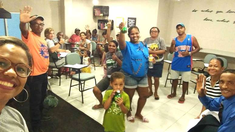 Ellen Fernanda (&agrave; esquerda), coordenadora da ONG Pimp My Carro&ccedil;a no Recife, em selfie com os catadores cadastrados no Cataki, em uma das reuni&otilde;es mensais para entros&aacute;-los com o aplicativo