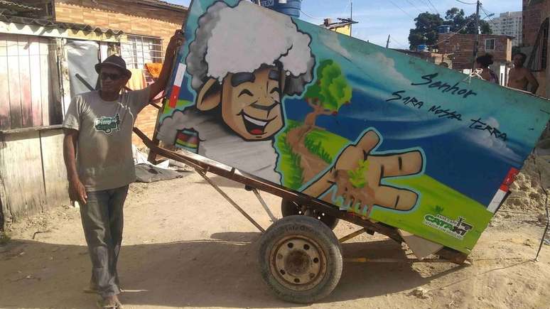 Um catador com sua carro&ccedil;a 'pimpada', ou seja, turbinada com reparos t&eacute;cnicos e a arte de grafiteiros por meio da ONG Pimp My Carro&ccedil;a, com recursos de empresas, pessoas que decidem 'patrocinar' um catador ou de campanhas de crowdfunding