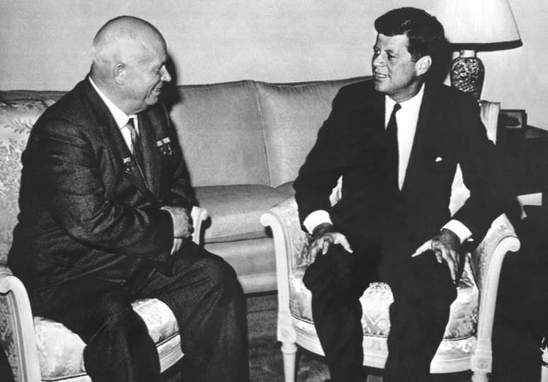 Em 1961, Nikita Khrushchev, líder da então URSS, se encontrou com o presidente dos EUA John Kennedy, que estava despreparado