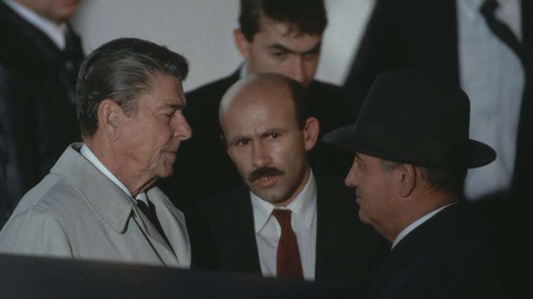 Gorbachev (à dir.) propôs que o encontro com Reagan (à esq.) fosse rápido e a conversa na Islândia, em 1986, acabou durando dois dias