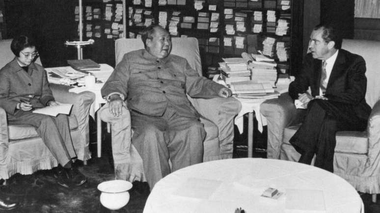 Em 1972, o líder americano Richard Nixon ( à dir.) foi à China se reunir com Mao Tsé-tung e tentar retomar as relações entre os dois países