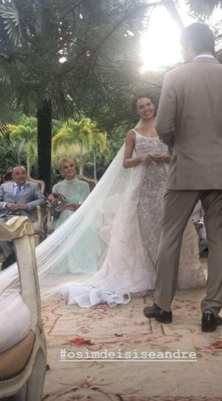 A promoter Carol Sampaio, que foi uma das madrinhas do casamento, compartilhou no stories do Instagram detalhes da cerimônia.