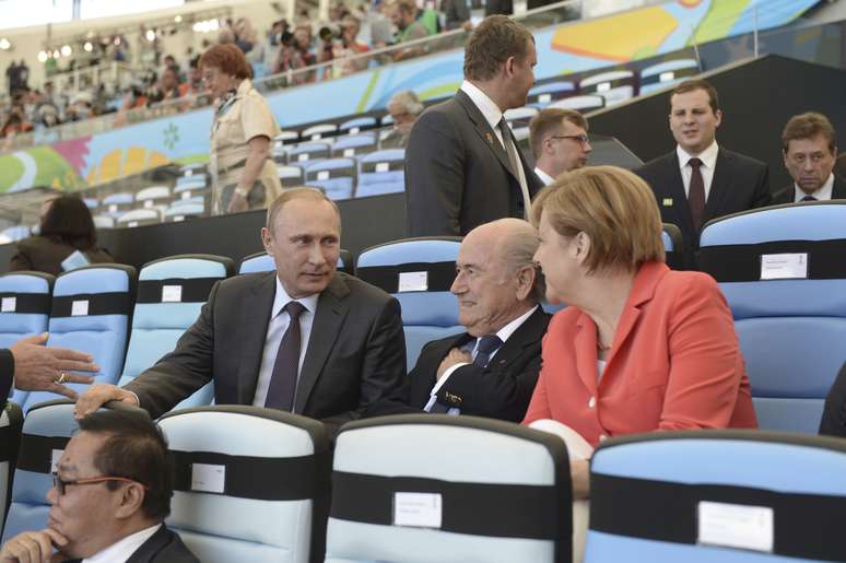 Vladimir Putin conversa com chanceler Angela Merkel e então presidente da Fifa, Sepp Blatter, no Maracanã