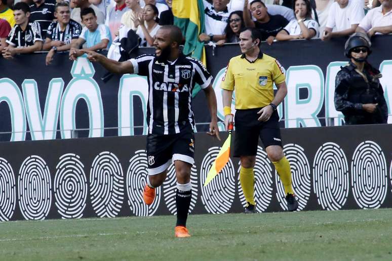 Samuel Xavier, do Cear&aacute;, comemora o gol de Felipe Azevedo na primeira etapa do jogo contra o Palmeiras