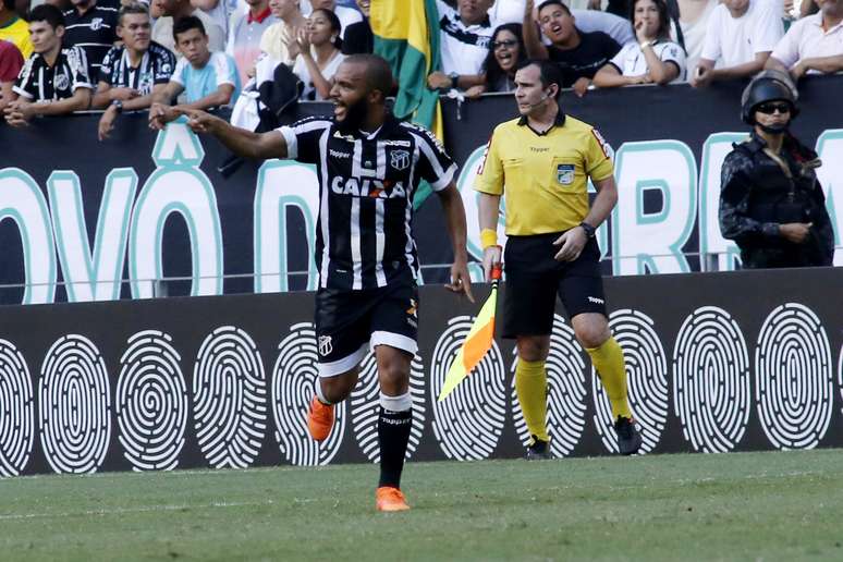 Samuel Xavier, do Ceará, comemora o gol de Felipe Azevedo na primeira etapa do jogo contra o Palmeiras