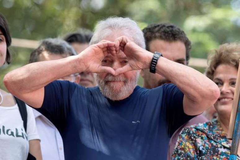 Após 2 meses preso, Lula lidera intenções de voto