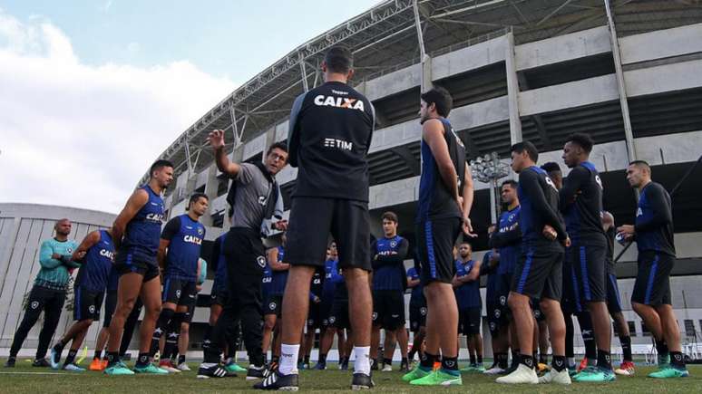 Valentim tenta corrigir erros do grupo na conversa: Alvinegro está com 13 pontos (Foto: Vítor Silva/SSPress/Botafogo)