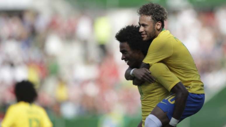 Neymar comemorou com Willian durante a vitória da Seleção (Foto: André Mourão/MoWA Press)