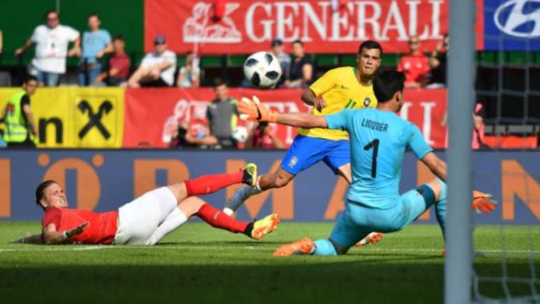 ÁUSTRIA: Com marcação forte e um sistema defensivo bastante compacto, a seleção da Áustria fez um bom primeiro tempo, neutralizando as principais jogadas do Brasil e fechando os espaços para jogadores como Neymar e Coutinho. Até sofrer o gol de Gabriel Jesus, em gol que gera discussões se foi legal ou não, cumpriu bem a proposta que tinha de jogo. Já ciente de que teria uma missão difícil de ser cumprida diante do Brasil, a Áustria abriu a caixa de ferramentas e passou dar botinadas nos jogadores brasileiros, principalmente Neymar, que era um alvo claro dos trogloditas austríacos. Schopf, um dos faltosos, se livrou de ser expulso após entrada forte em Coutinho na segunda etapa.