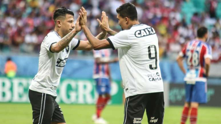 Leo Valencia e Kieza foram os principais nomes do Botafogo no empate na Fonte Nova (Foto: Tiago Caldas/Fotoarena)