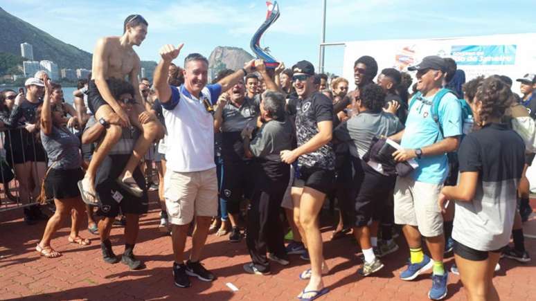 Botafogo comemorou a vitória na terceira etapa do Estadual (Foto: Divulgação/FRERJ)