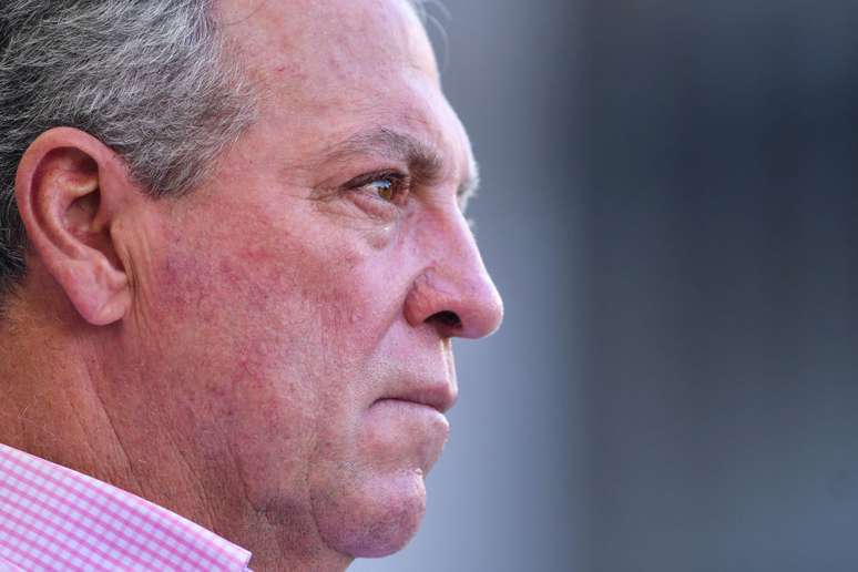 Abel Braga v&ecirc; do banco o Fluminense ser goleado