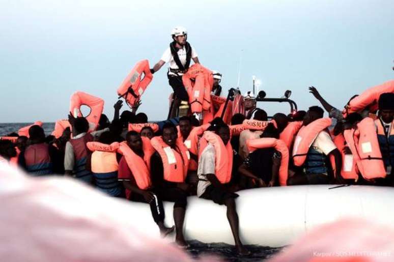Resgate de migrantes no Mediterrâneo pelo navio Aquarius