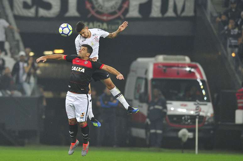  Jogo disputado: Pedro Henrique e André Lima durante Corinthians x Vitória, pelo campeonato brasileiro