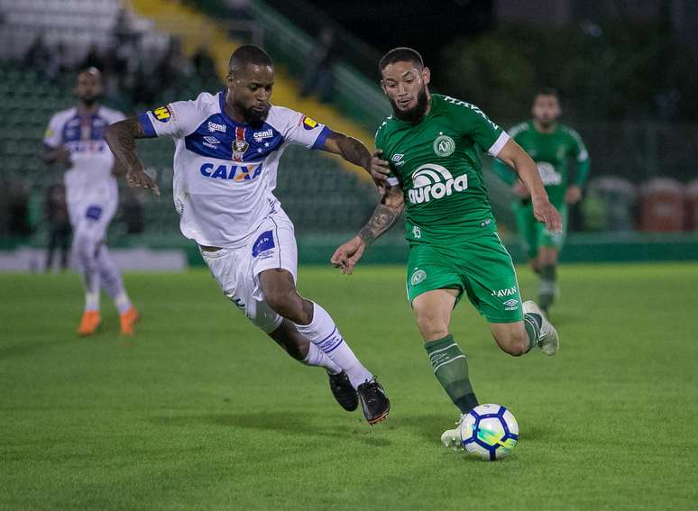 Arthur Caike, jogador da Chapecoense, e Dedé, do Cruzeiro em disputa de bola