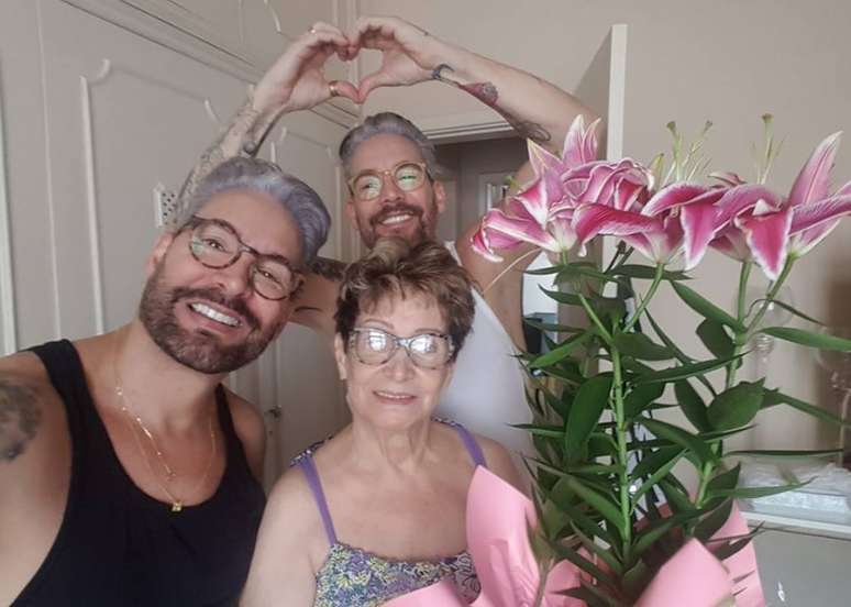 Os gêmeos com a mãe, dona Marli: felicidade familiar compartilhada nas redes sociais