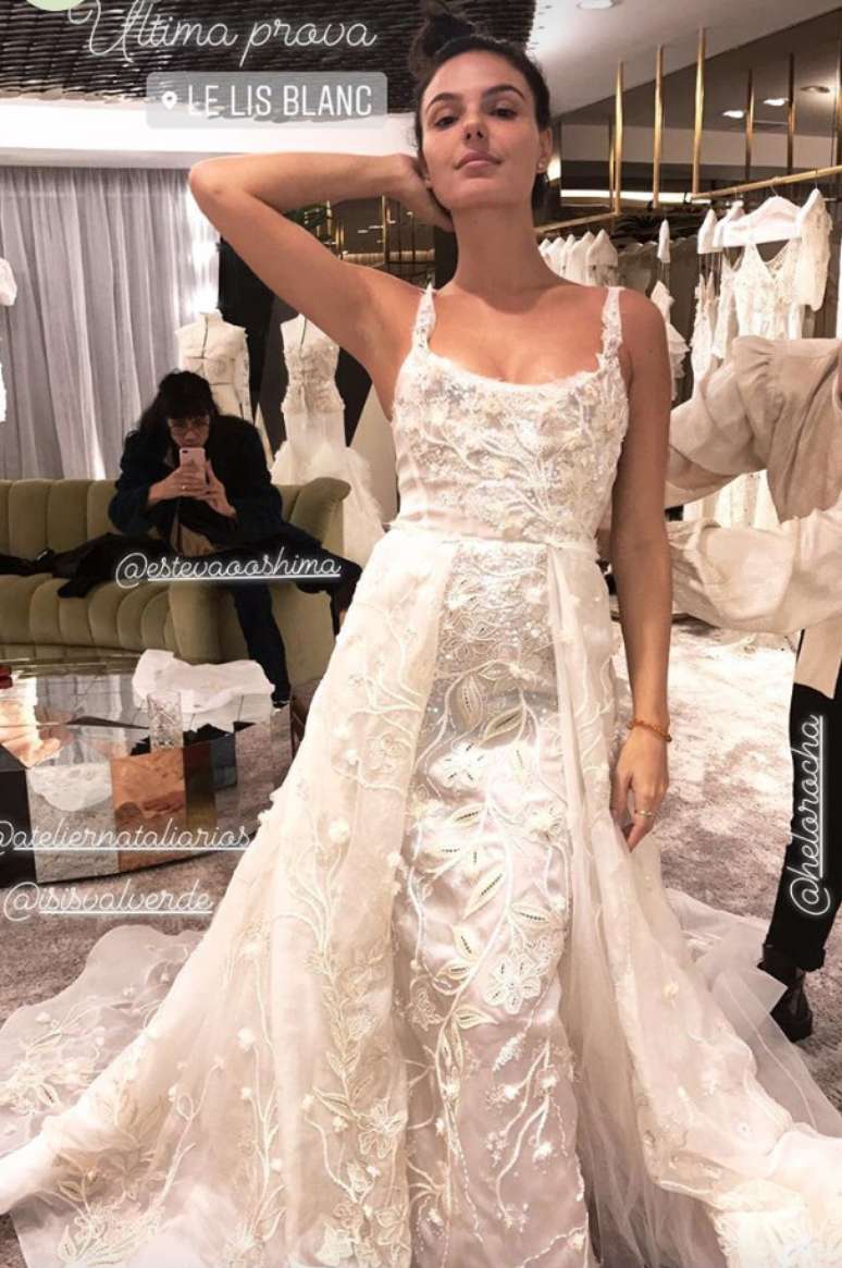 Isis Valverde e sua última prova com o vestido (Foto: Reprodução/Instagram/@ateliermnataliarios)